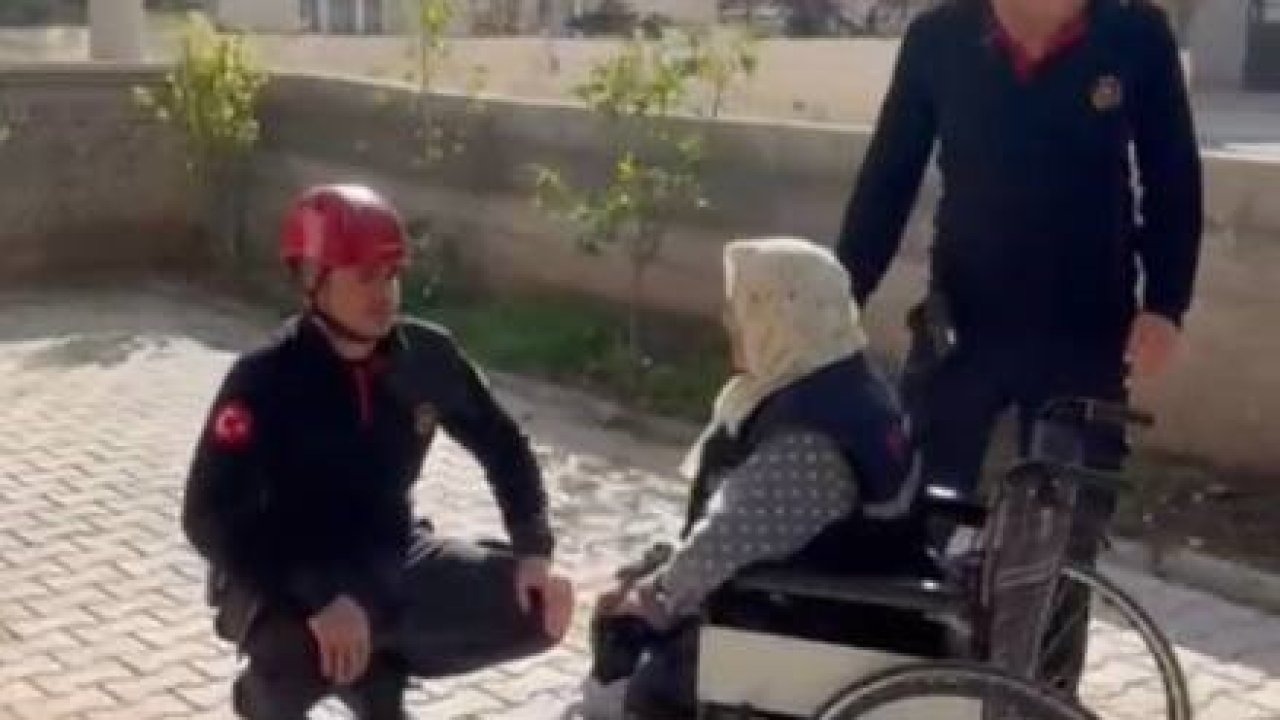 Asansör devre dışı kaldı, itfaiye yaşlı kadını evine taşıdı