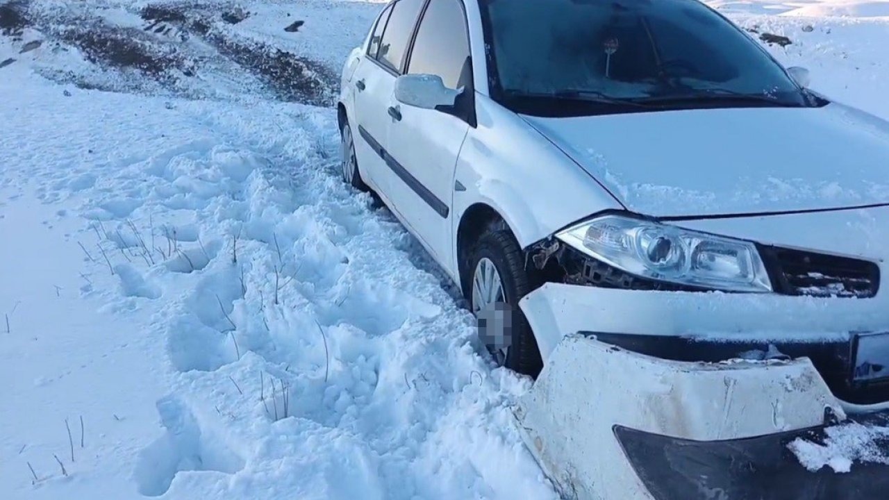 Başkale’de Buzlanma Kazası Virajı Alamayan Otomobil Şarampole Devrildi