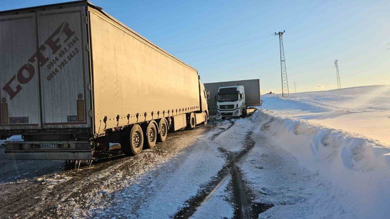 Bitlis’te buzlanan yolda kayan tır yolu kapattı
