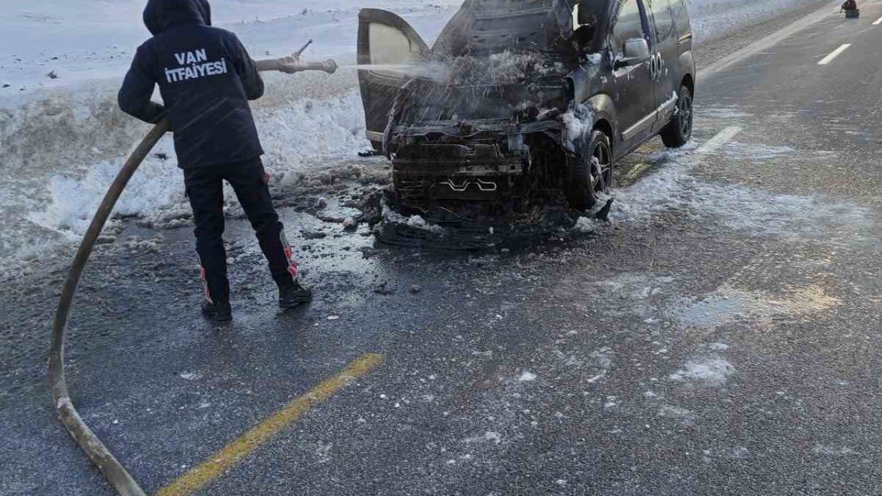 Çaldıran'da Seyir Halindeki Kamyonet Alevlere Teslim Oldu