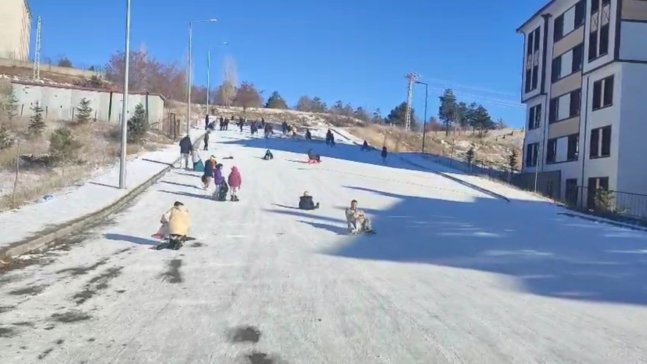 Erzincan’da dondurucu soğuğa rağmen çocukların kızak sevinci