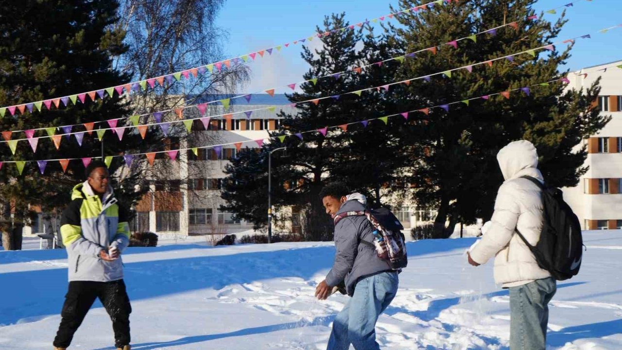 Erzurum’da Afrikalı Öğrencilerin Kar Heyecanı: Siyah ve Beyazın Buluşması