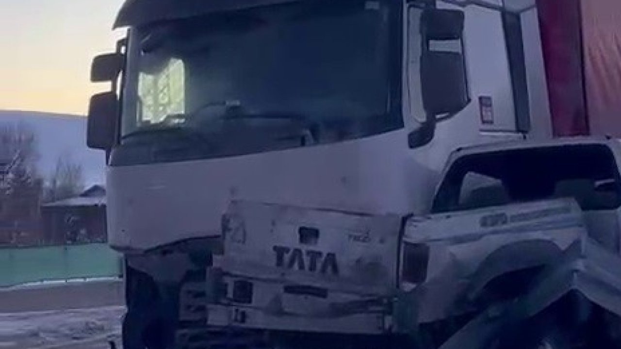 Erzurum'da Kar ve Buz Kazaya Sebep Oldu: Pikap ile Tır Çarpıştı