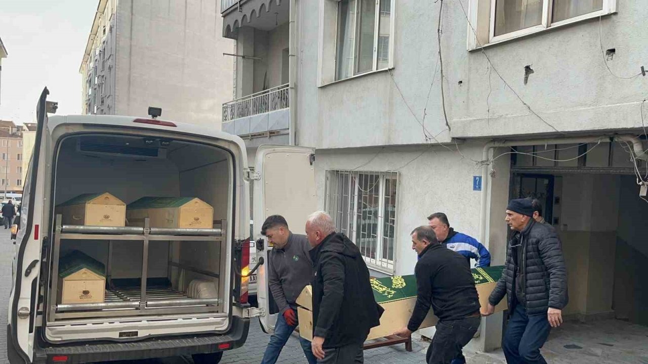 Evinde istiflediği giysi yığınlarının arasında ölü bulundu