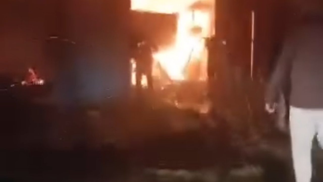 Garajda çıkan yangında traktör kullanılamaz hale geldi