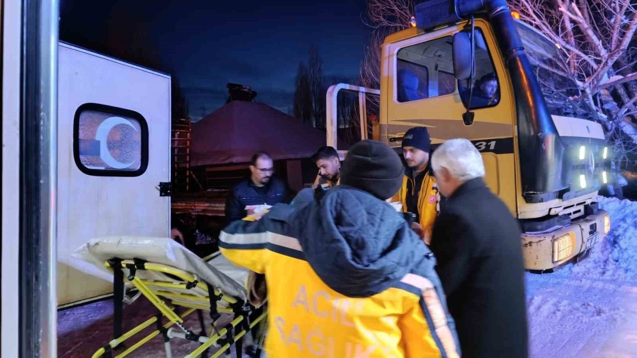 Hamur’da Yaşam Mücadelesi: 77 Yaşındaki Hasta Kar Paletli Ambulansla Kurtarıldı