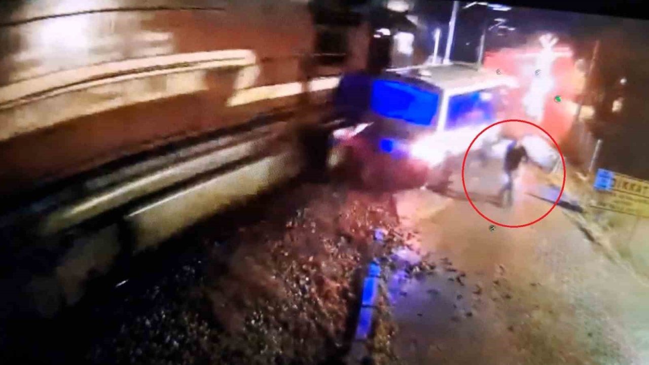 Hemzemin geçitte mahsur kalan dolmuşa tren çarptı, sürücü saniyelerle kurtuldu... Feci kaza kamerada
