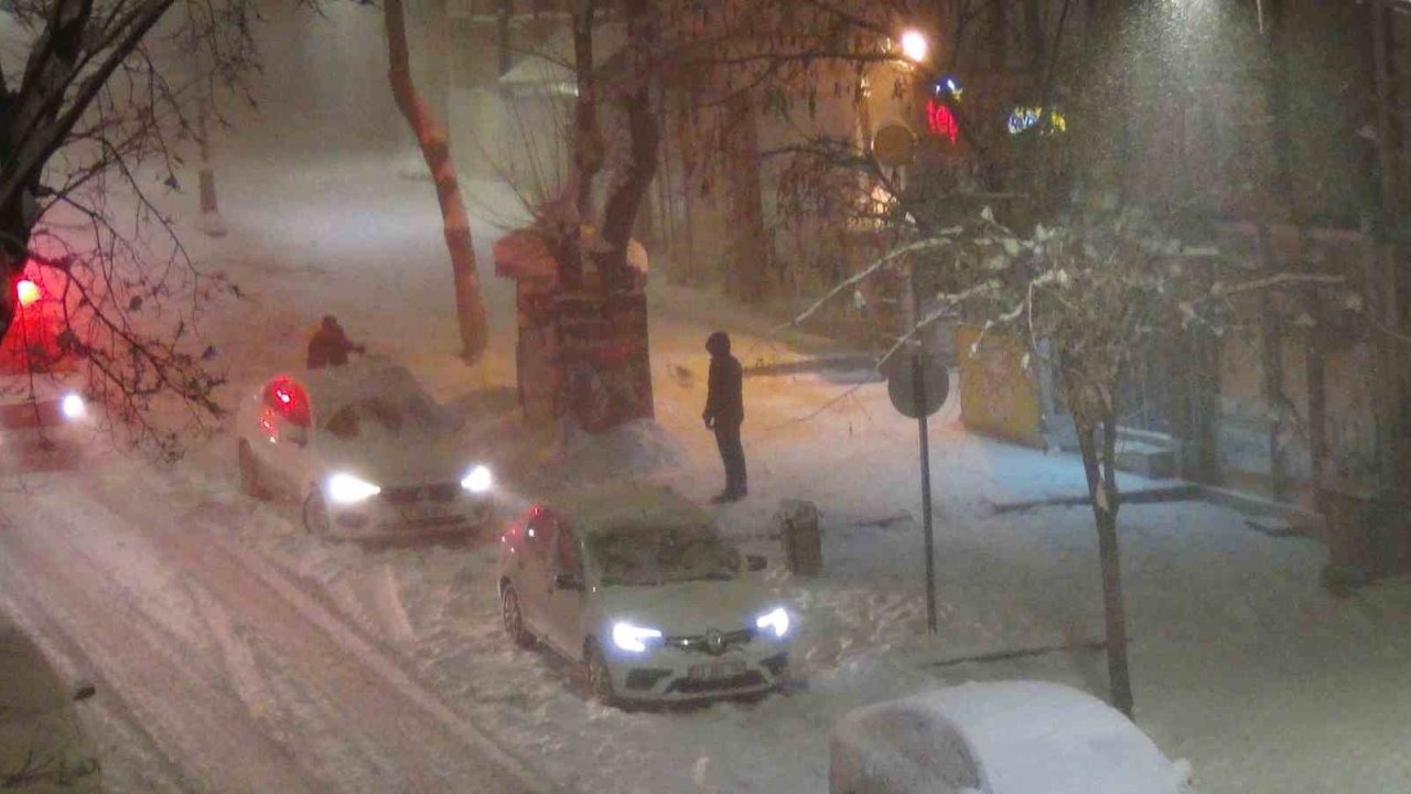 Kars’ta Göz Gözü Görmüyor: Yollar Trafiğe Kapatıldı