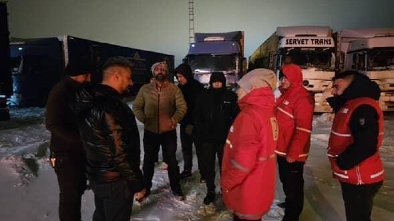 Kars'ta Kar Esareti: Kızılay Gönüllüleri Sıcak İkramlarıyla İçleri Isıttı