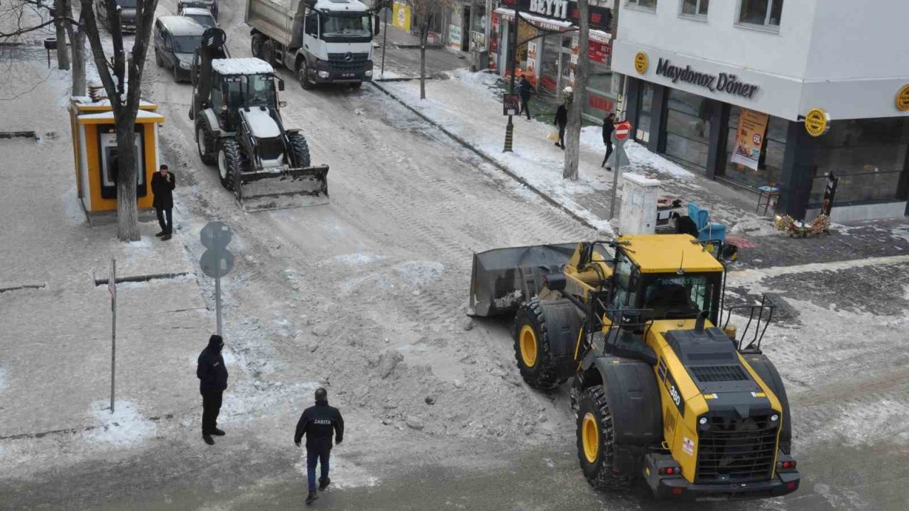 Kars’ta Kar Seferberliği: Belediye Ekipleri 24 Saat Esasıyla Sahada