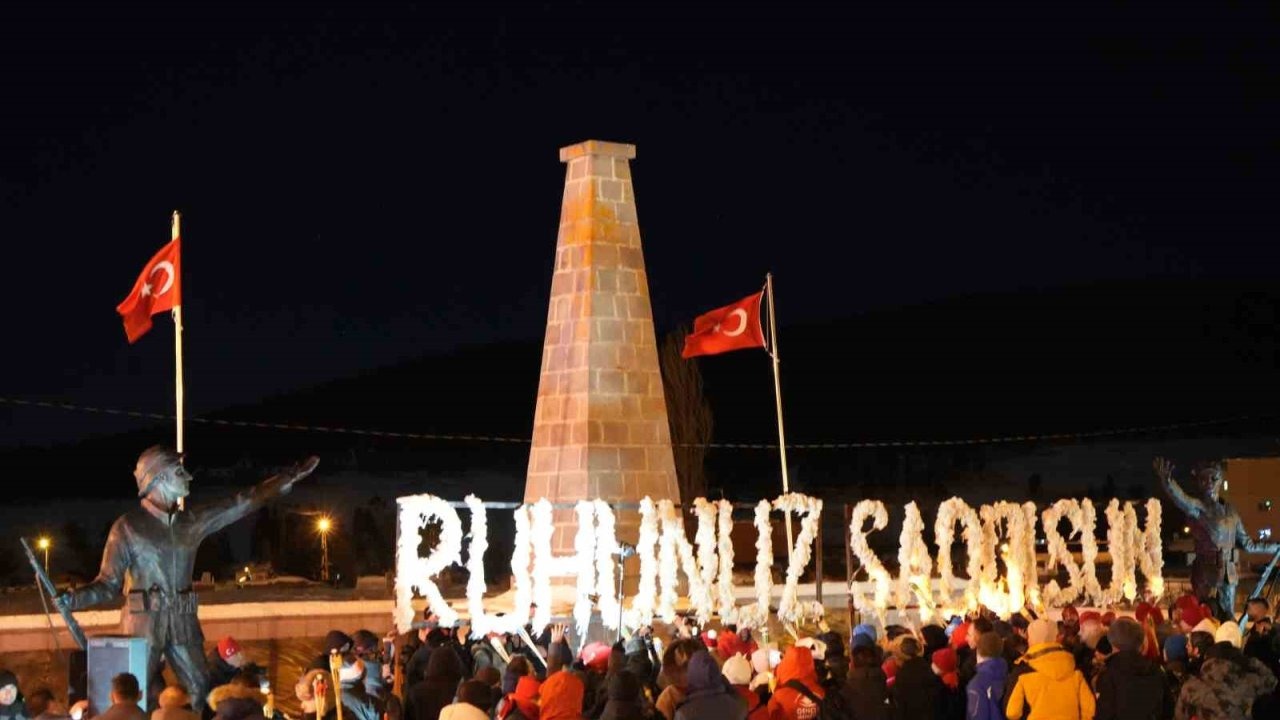 Kars'ta meşalelerle şehitler için geceyi aydınlattılar