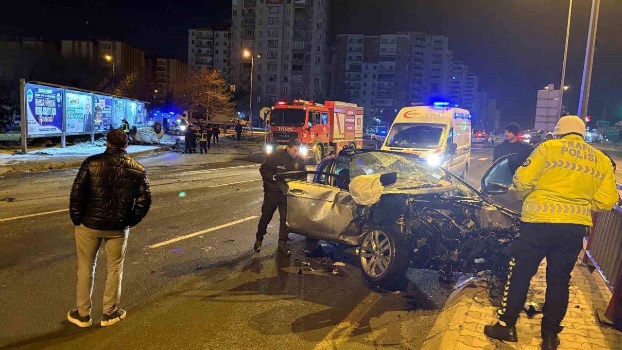 Kaza sonrası alev alan otomobilde can pazarı: 2’si ağır 3 yaralı
