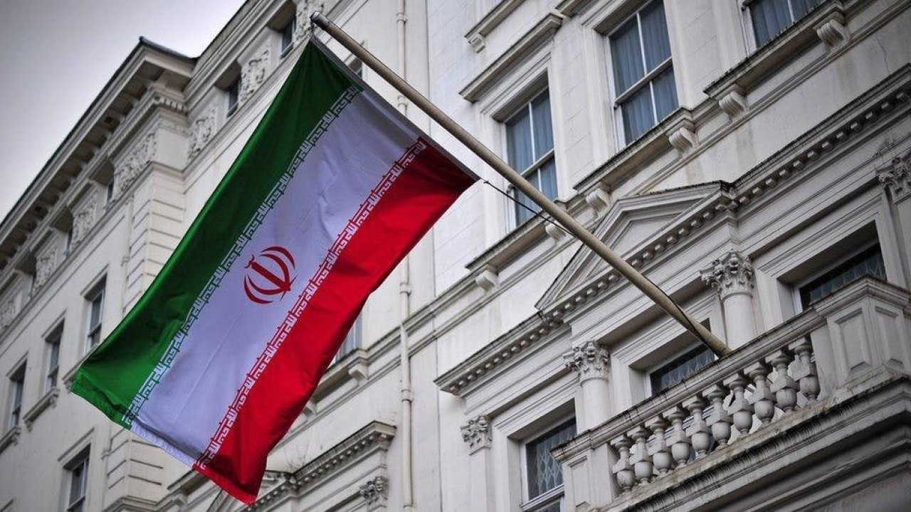 Londra’da göstericiler İran Büyükelçiliği’nde 1979 devrimi öncesine ait İran bayrağı açtı