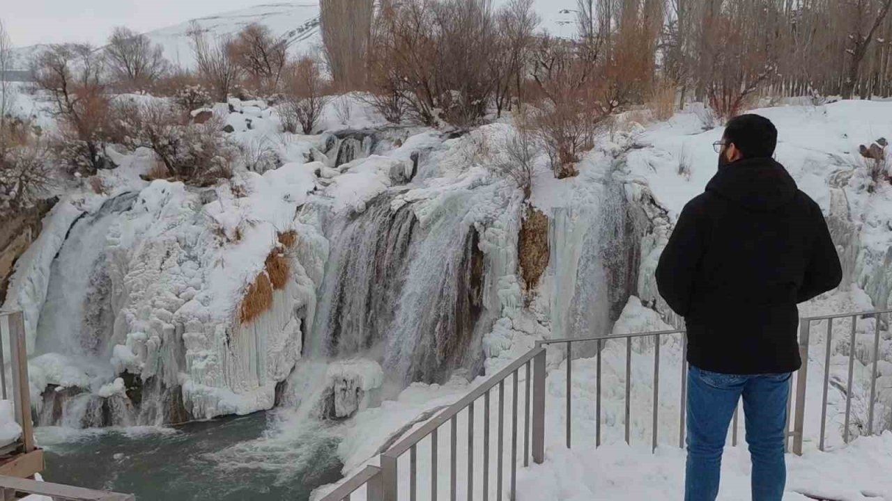 Muradiye Şelalesi Buzdan Gelinliğini Giydi: Ortaya Eşsiz Manzaralar Çıktı