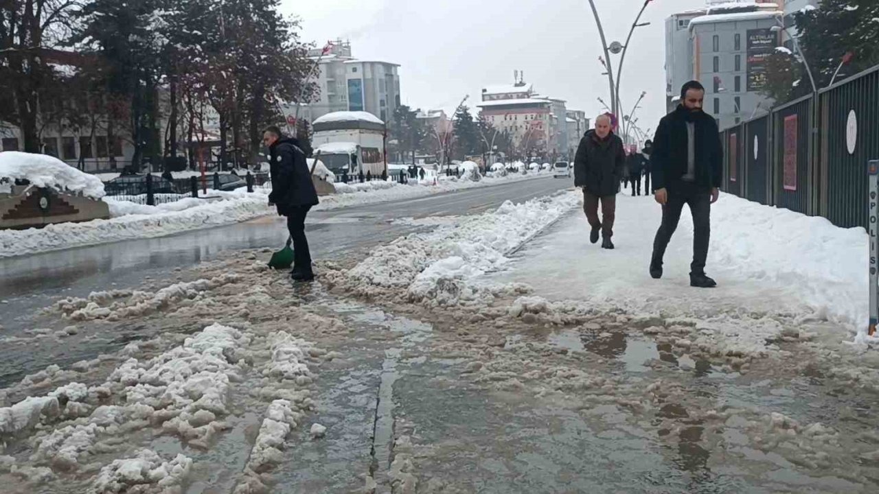 Muş’ta Polisin Örnek Davranışı: Vatandaş Geçemesin Diye Küreği Eline Aldı