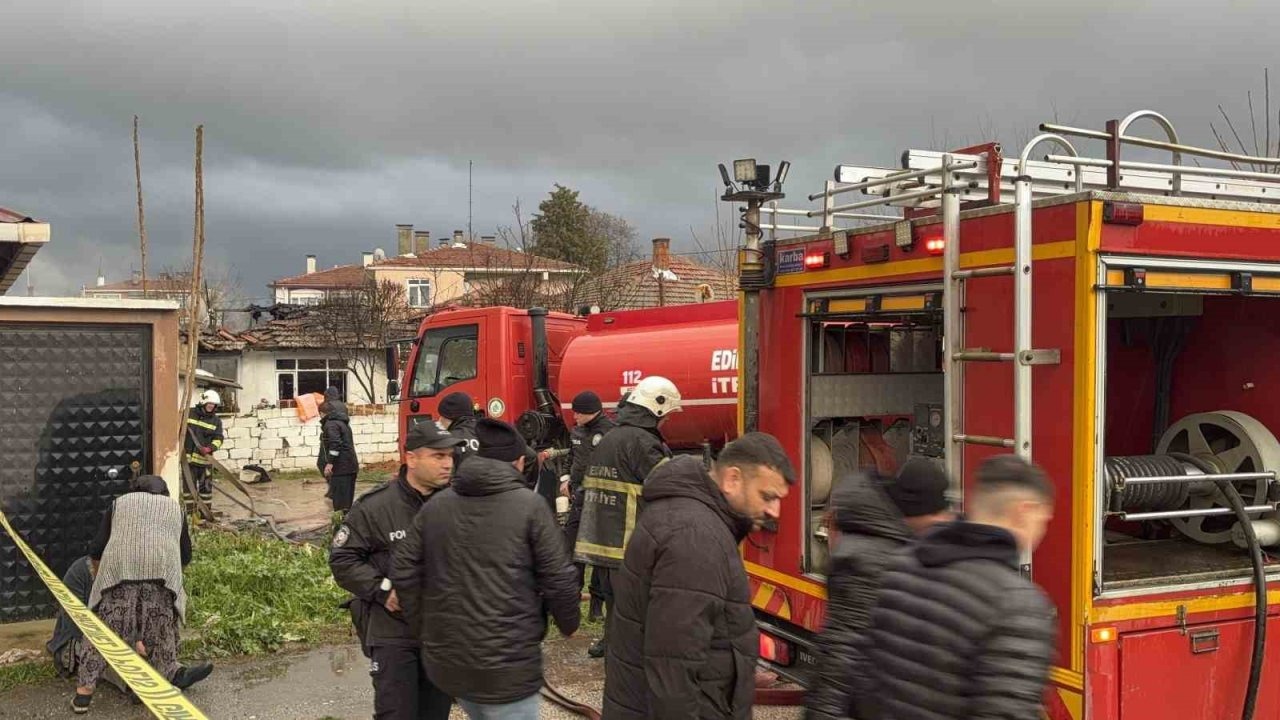 Müstakil ev alevlere teslim oldu: Yanan evini gözyaşları içinde izledi