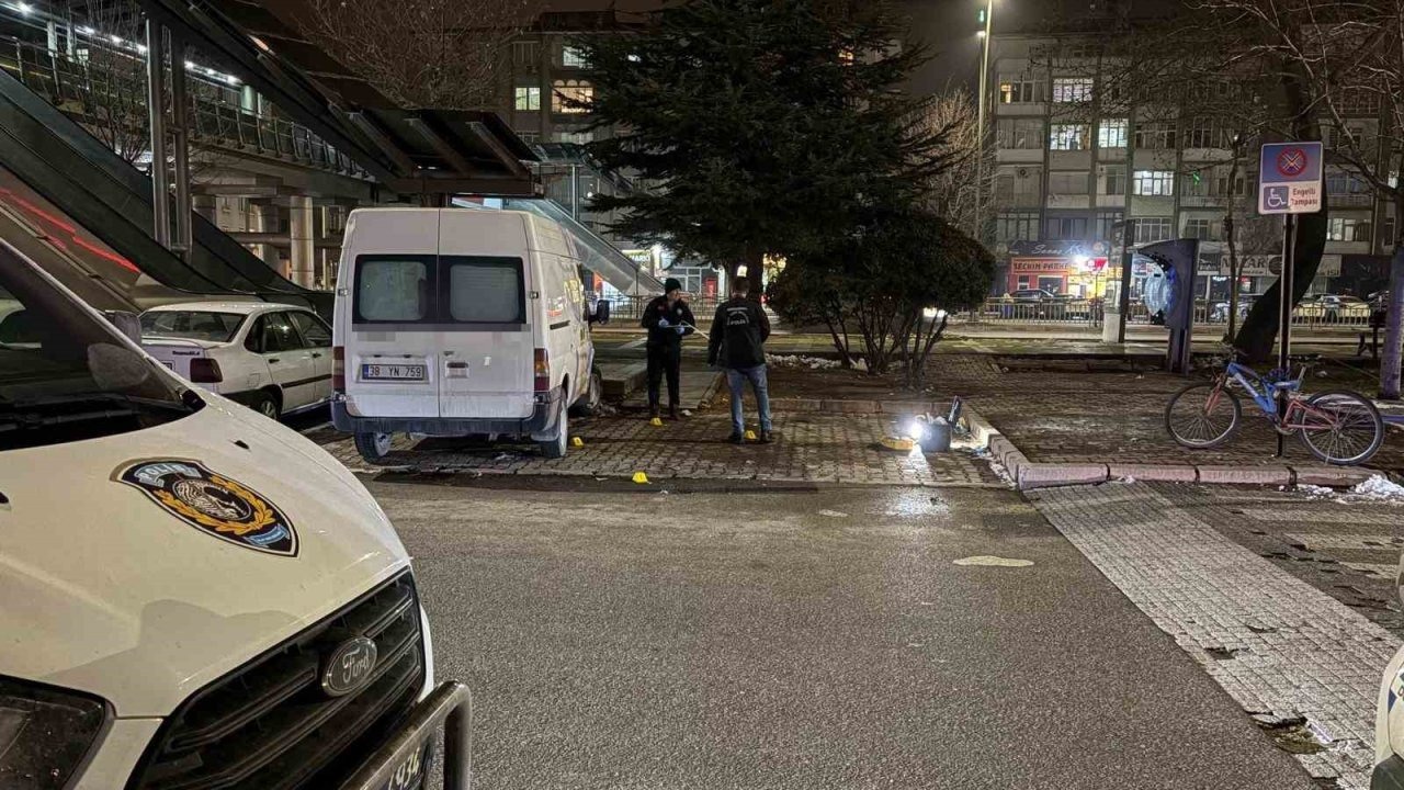 Önce kıyafetlerine laf etti, sonra bıçakladı: 3 yaralı