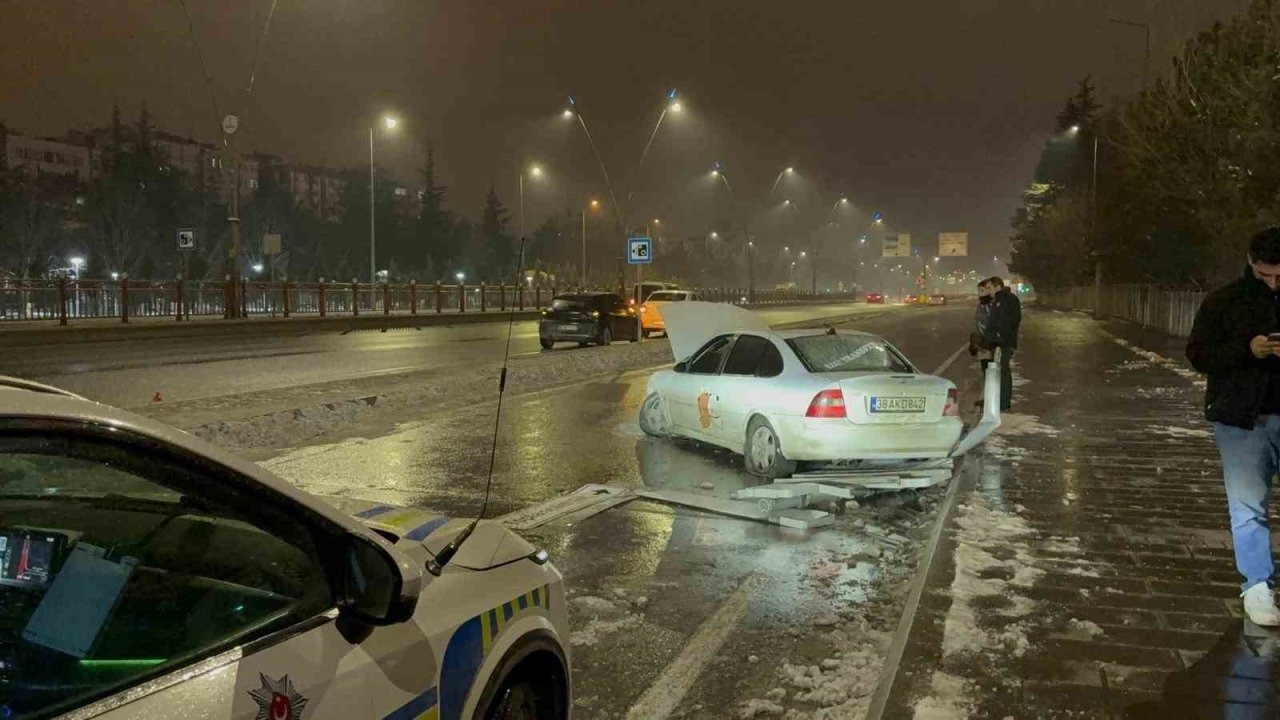 Pert olan otomobilden burnu kanamadan çıktı
