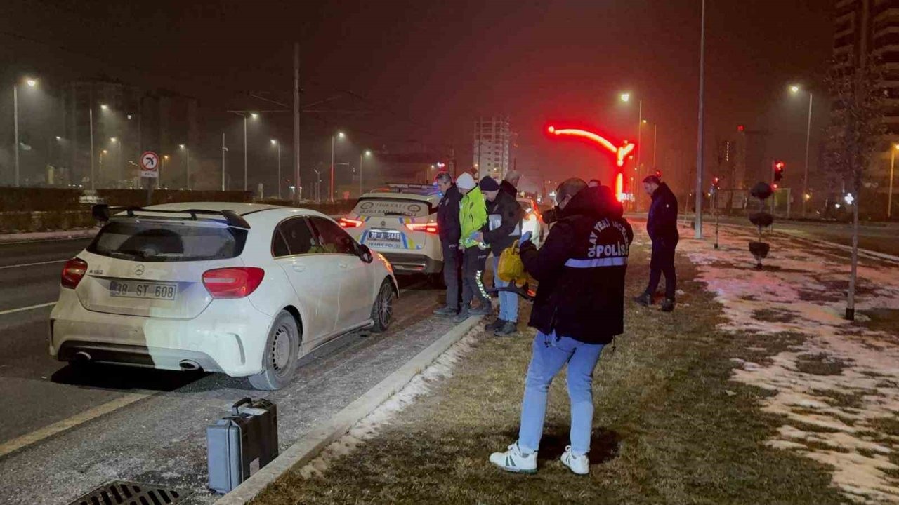 Polise çarpıp kaçan şahıs, olay yerine gelince yakayı ele verdi: 1’i polis 2 yaralı