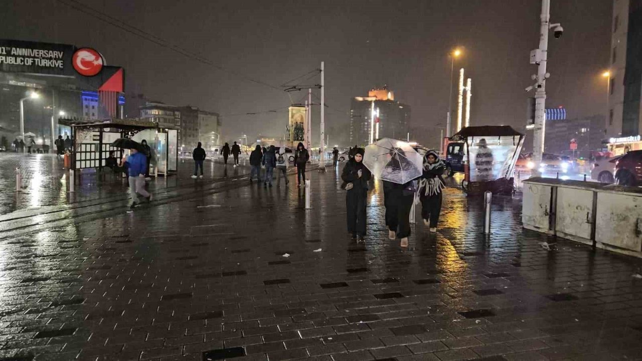 Sağanak yağışın etkili olduğu Taksim’de şimşekler geceyi aydınlattı