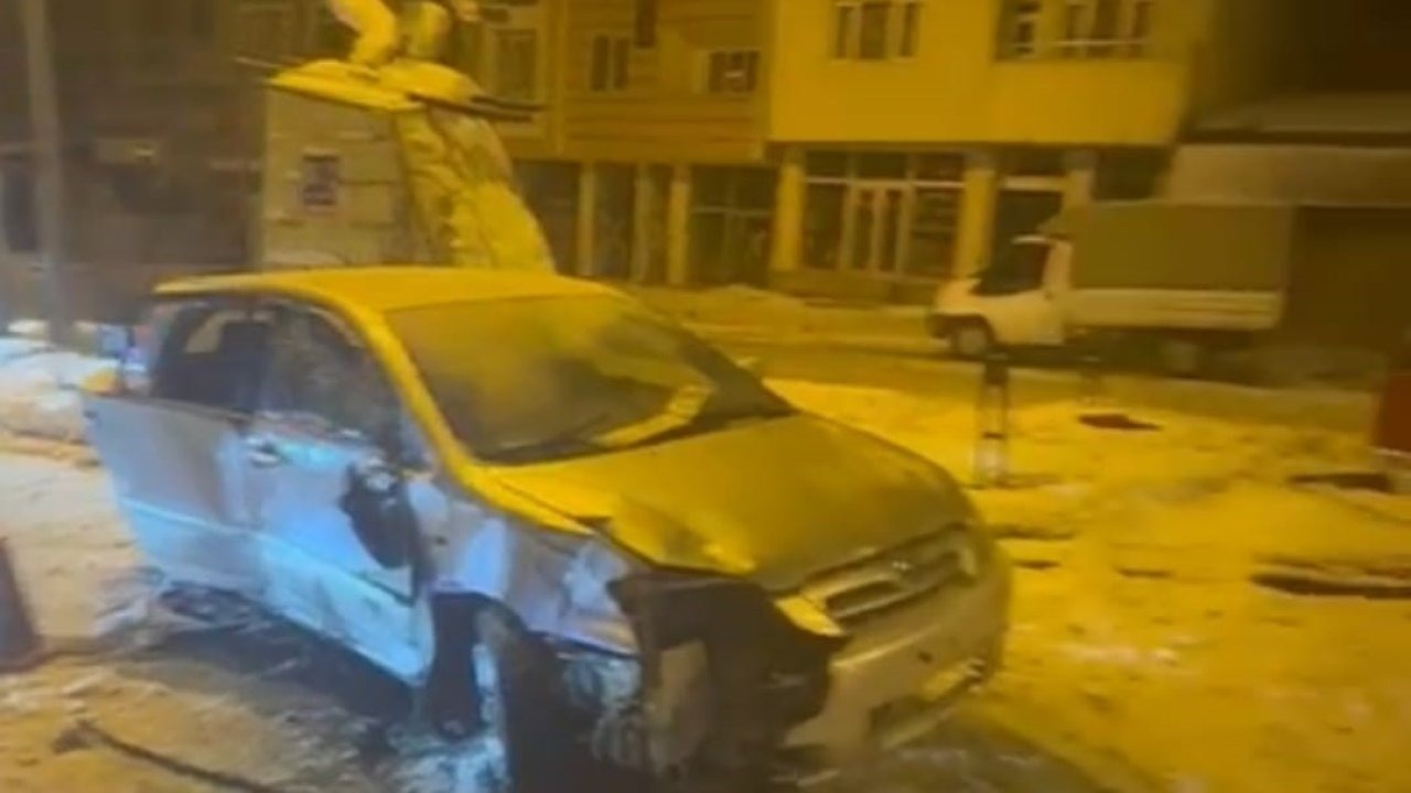 Sarıkamış Girişinde Trafik Kazası: Otomobil Kayakçı Heykeline Çarptı