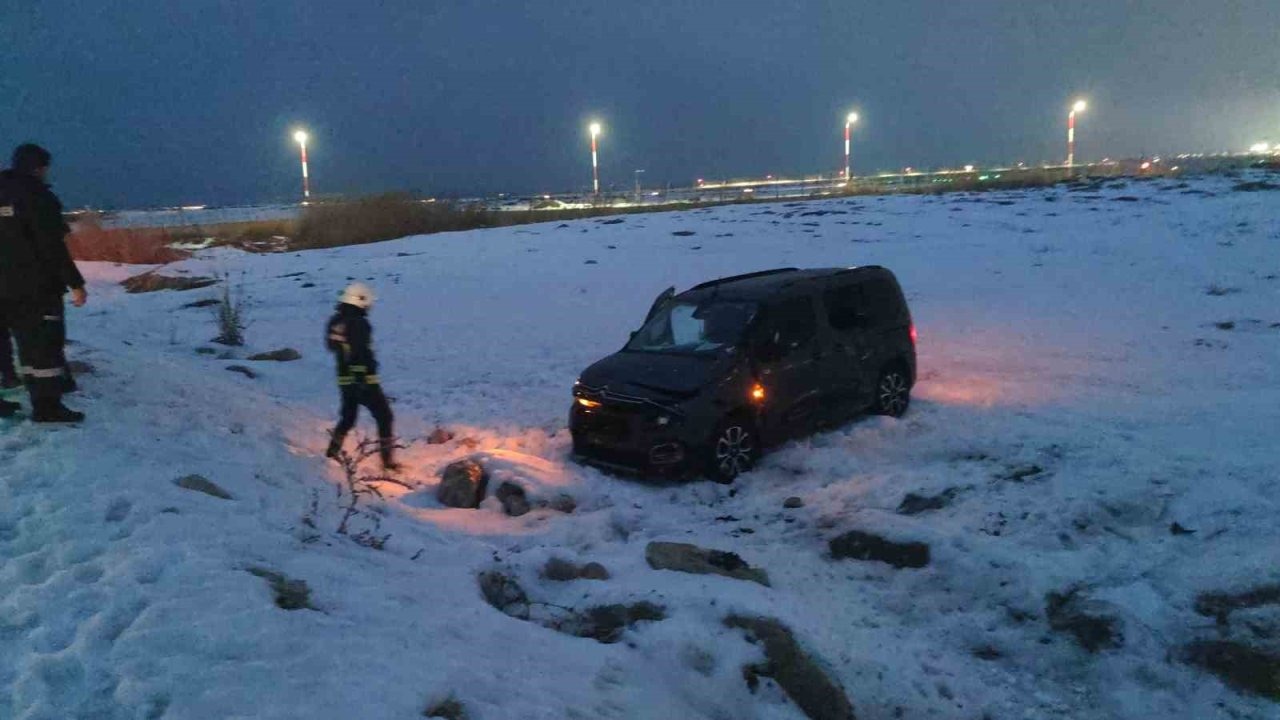 Van Sahil Yolu’nda Kaza: Hafif Ticari Araç Şarampole Yuvarlandı