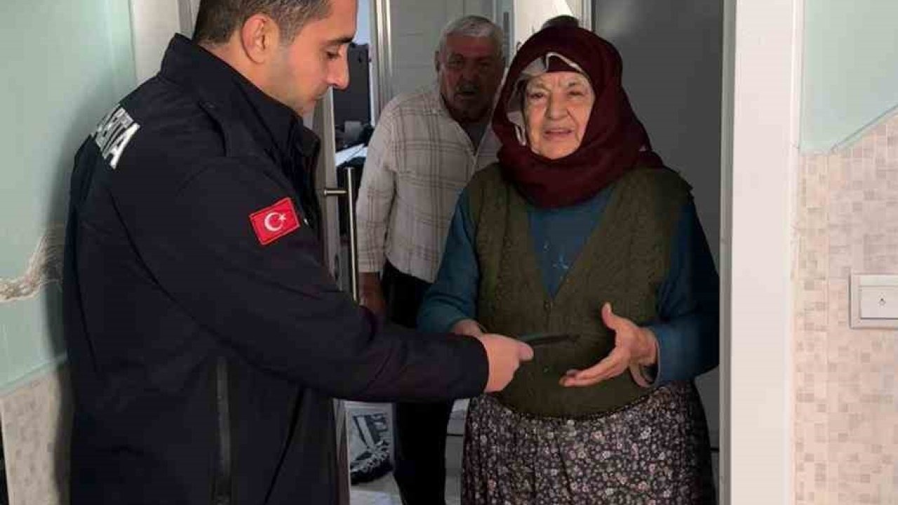 Yaşlı kadının pazarda kaybettiği cüzdanı bulup evinde teslim ettiler
