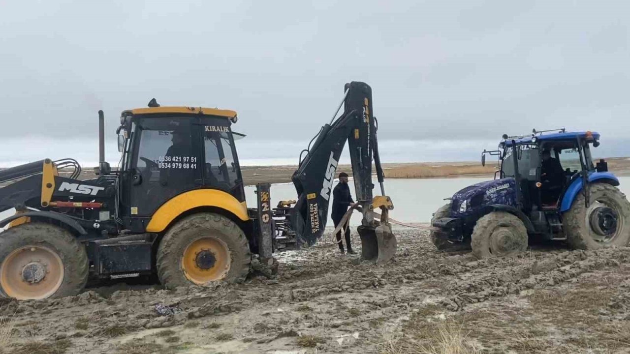 Adilcevaz’da Çamura Saplanan Traktör Kepçeyle Kurtarıldı
