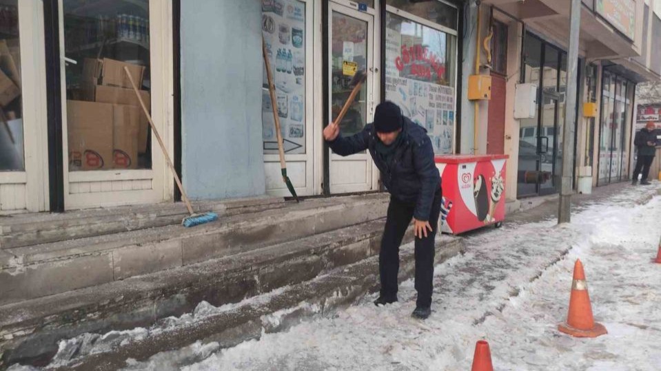 Ardahan’da Beyaz Esaret ve Kristal Manzaralar! Esnaf Buzla Savaşırken Termometreler Rekor Kırdı