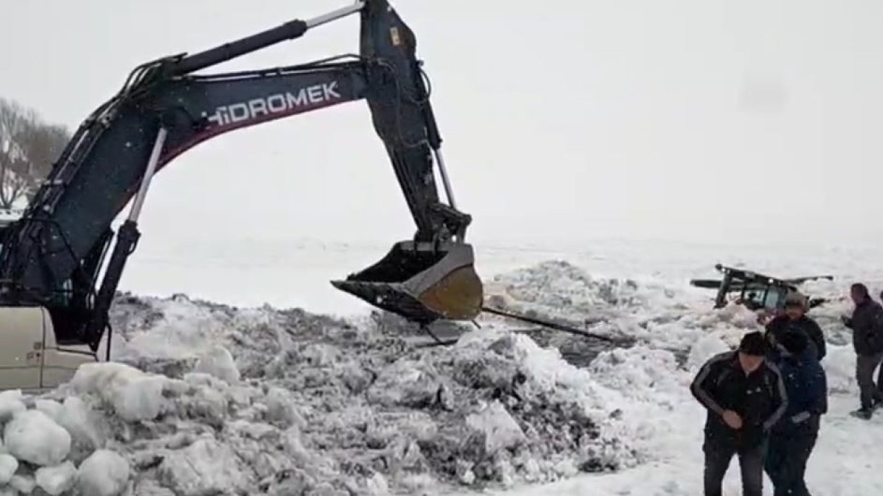 Çıldır Gölü'ne Gömülen İş Makinesi Operasyonla Çıkarıldı