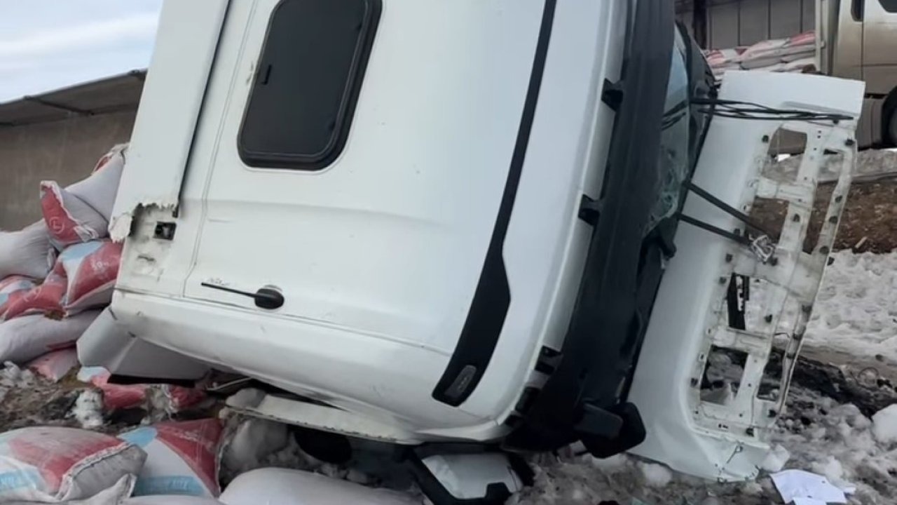 Erciş’te Tır Şarampole Devrildi: 1 Yaralı