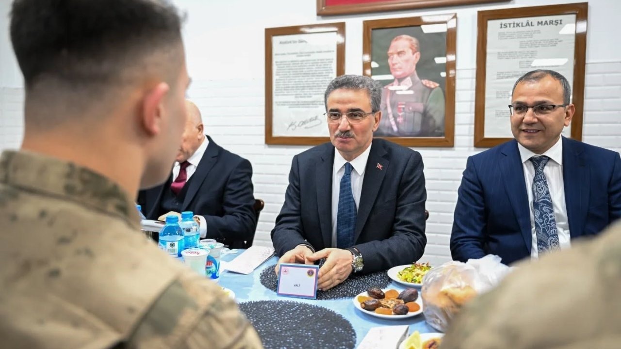 Erzurum Valisi Aydın Baruş ve İl Protokolü Mehmetçikle İftar Sofrasında Buluştu