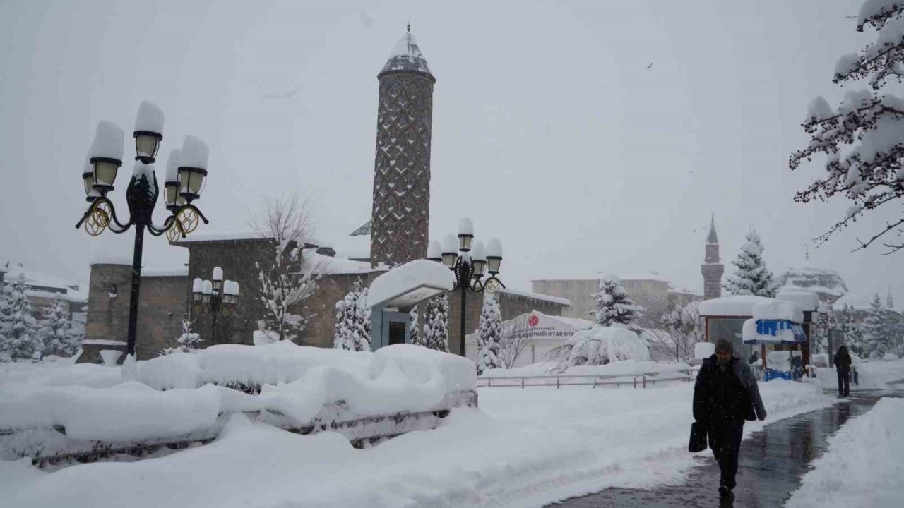 Erzurum’da Dondurucu Soğuk: Tekman Eksi 16,7 Dereceyi Gördü
