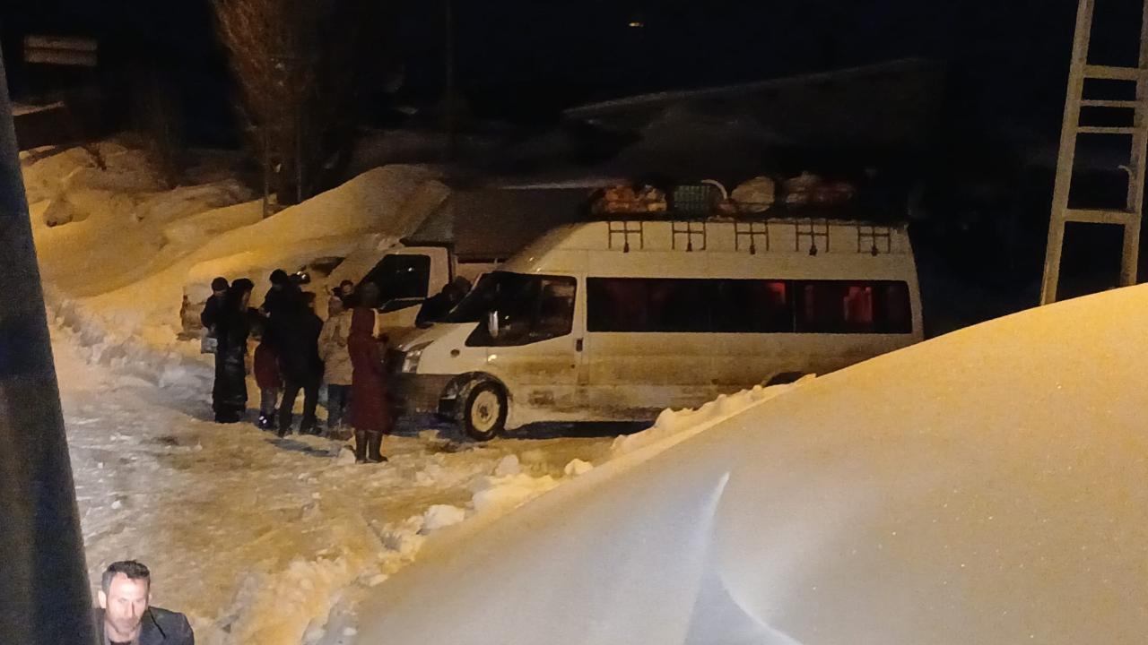 Iğdır'da Korkutan Gece: Nahırkıran Yolunda Mahsur Kalan Öğrenciler Kurtarıldı!