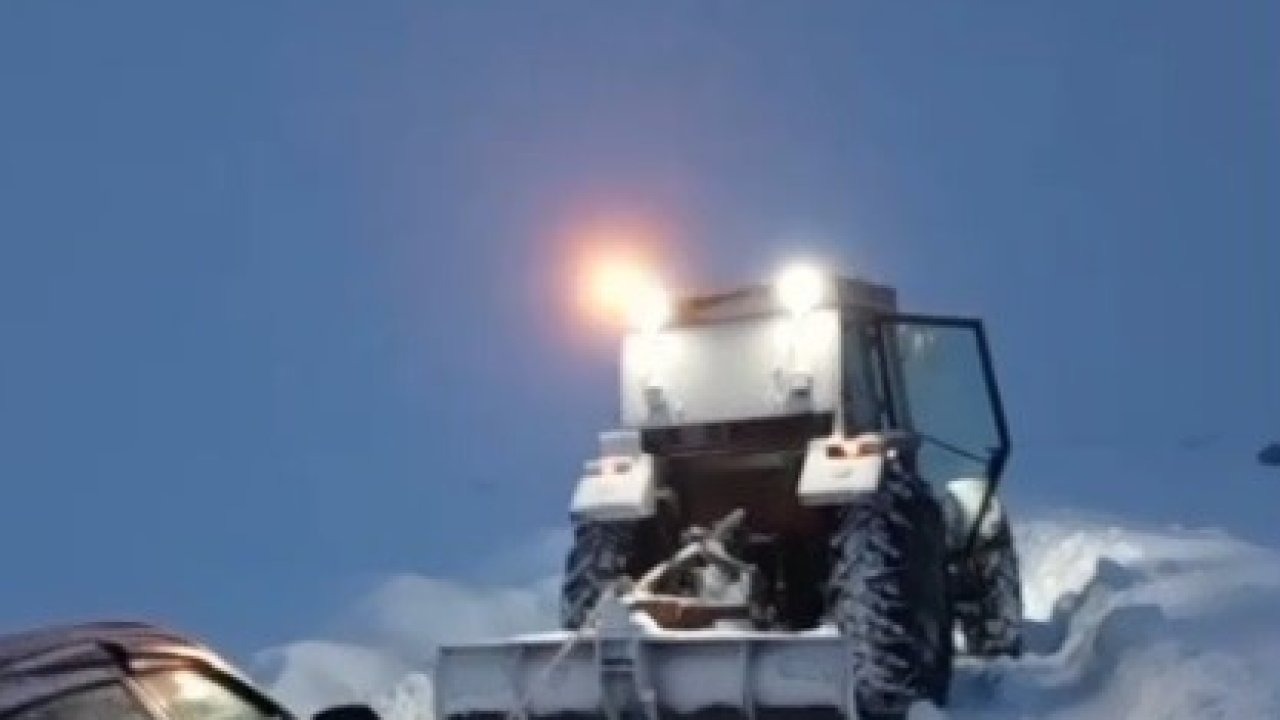 Kars'ta Kara Saplanan Otomobilin İmdadına Traktör Yetişti