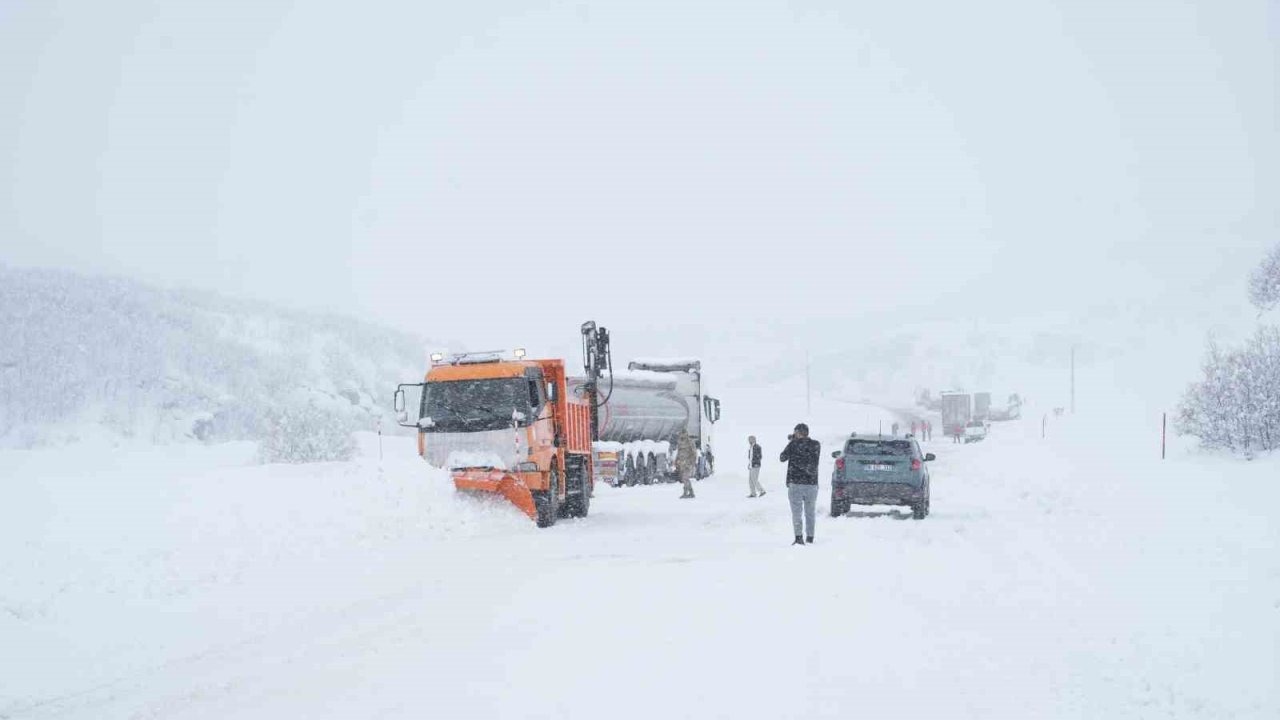 Muş'ta Kar ve Tipi Engeli: İki Önemli Güzergah Trafiğe Kapatıldı