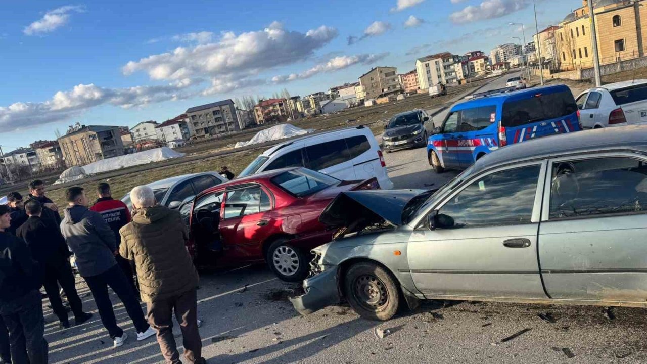 Muş’ta Zincirleme Kazada 4 Araç Birbirine Girdi