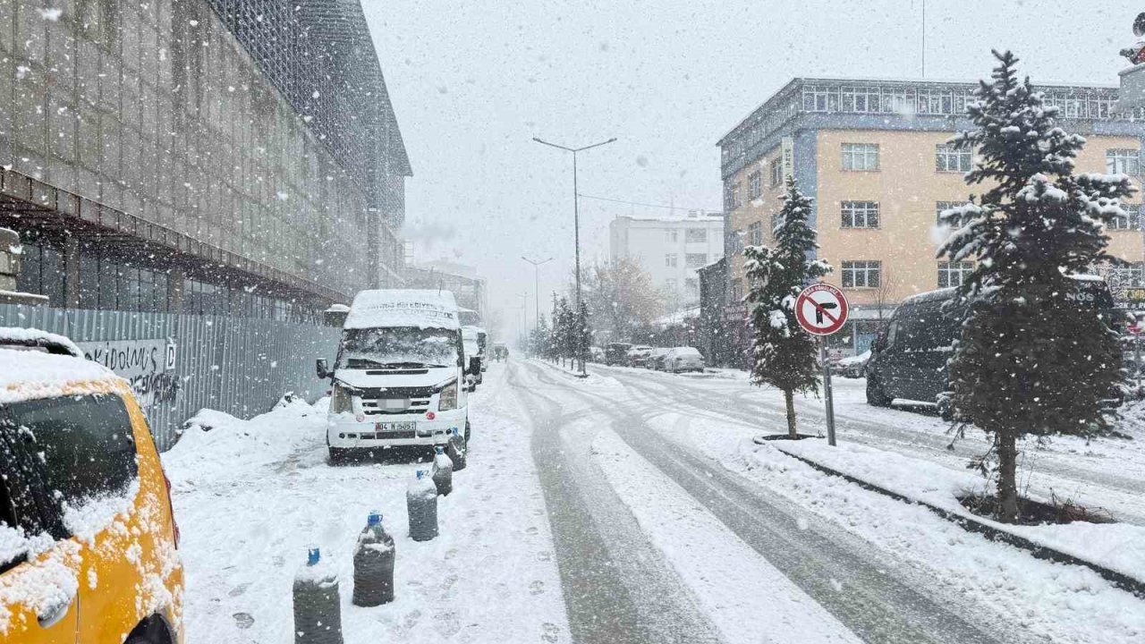 Patnos’ta Kar Esareti: Yüksek Kesimlerde Kar Kalınlığı 2 Metreye Ulaştı