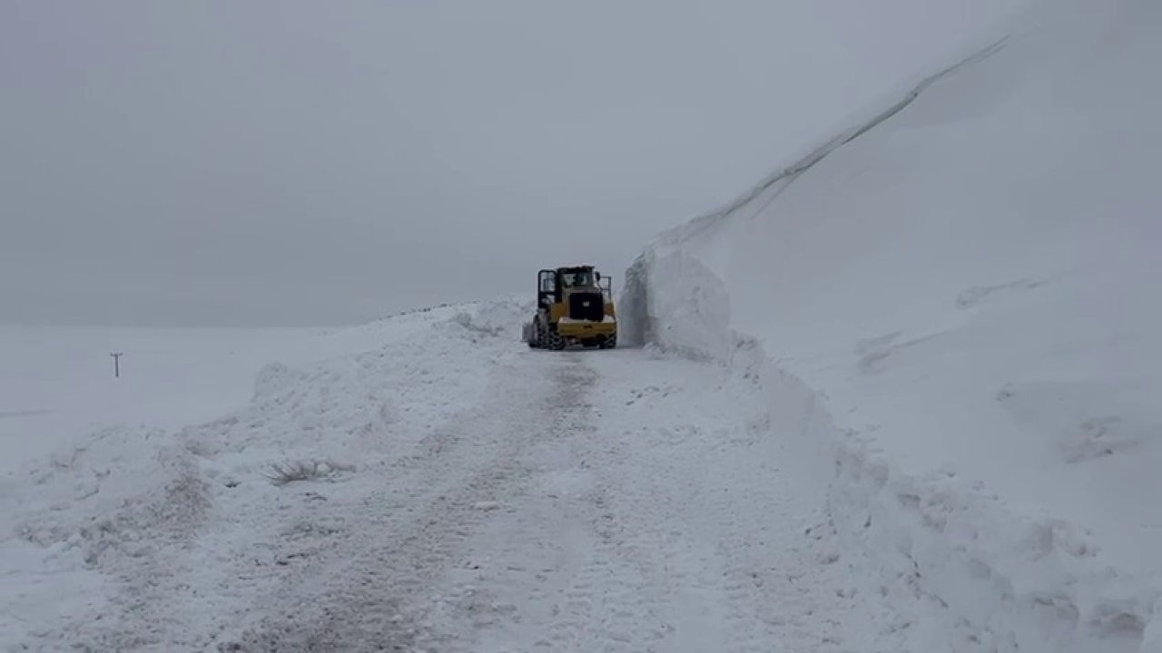 Tekman’da Kar Esareti: 5 Metrelik Kar Yığınları Güçlükle Aşılıyor