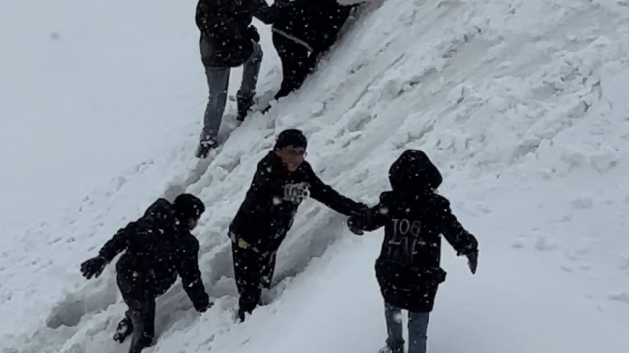 Tepsiler Kızağa Dönüştü, karlı yamaçlar oyun alanına dönüştü