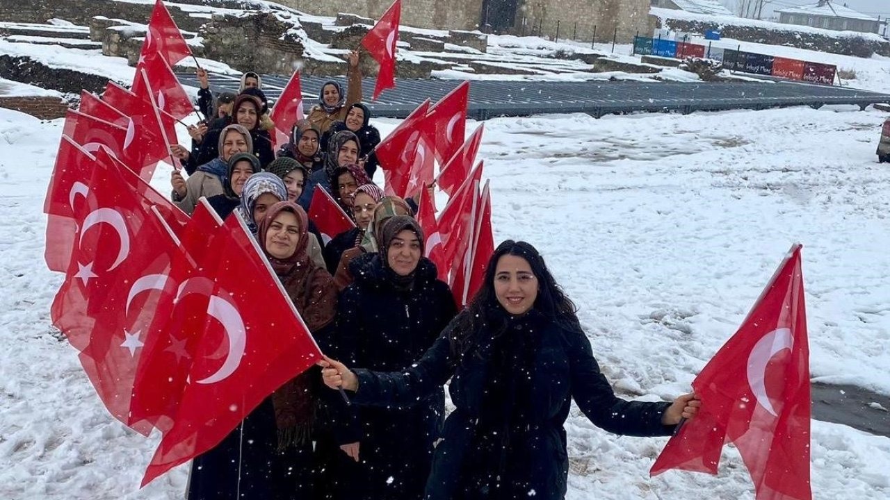 Van Kalesi’nde Ay Yıldızlı Yürüyüş: Kadınlardan Milli Birlik Mesajı