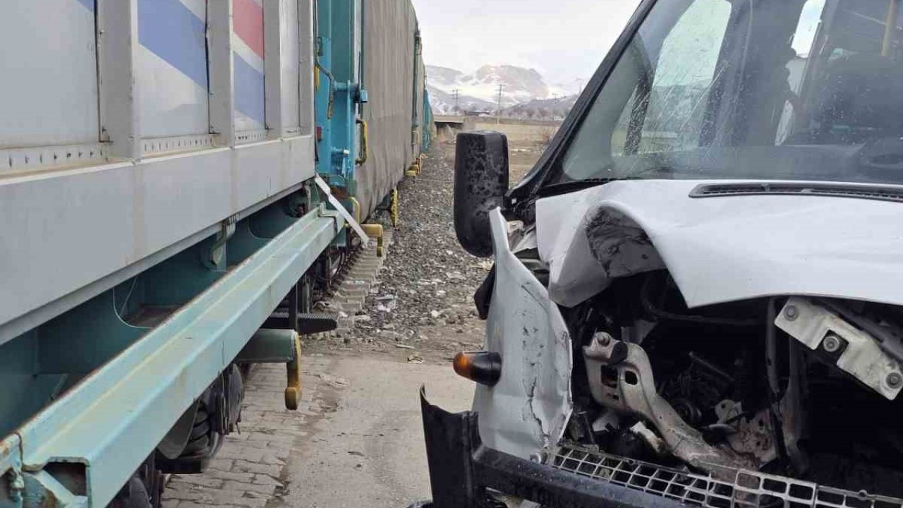 Van’da Korkutan Kaza: Tren Okul Servisine Çarptı