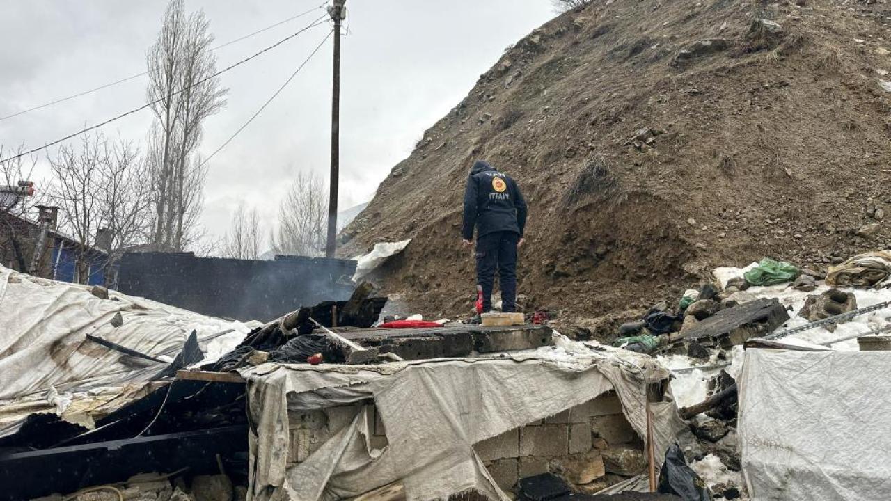 Van’da Toprak Kayması Faciası: Tandır Evi Çöktü, Babaanne ve Torunu Enkaz Altında Kaldı