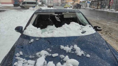 Göle'de Korkutan Anlar: Çatıdan Düşen Dev Kütle Aracın Üzerine Böyle Çöktü