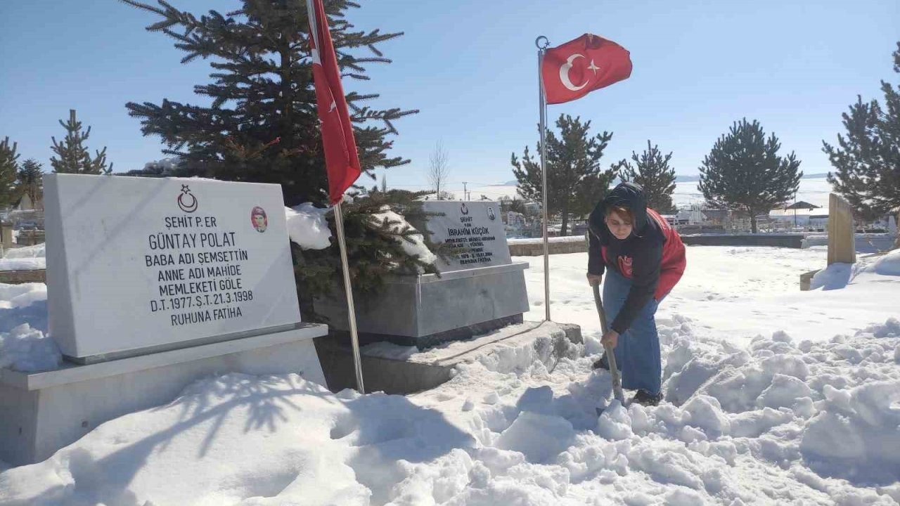 Ardahan’da Şehitlikte Kar Temizleme Seferberliği