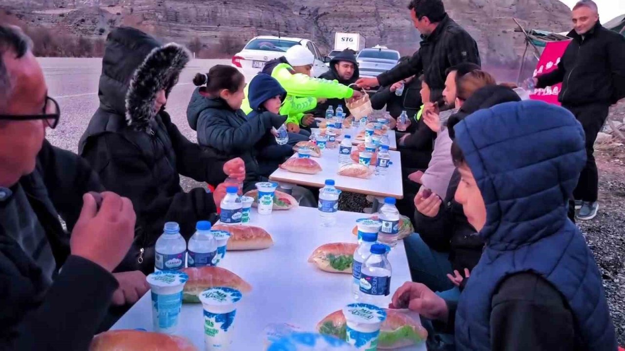 Erzurum-Artvin Yolunda Öğrencilerden Örnek İftar Dayanışması