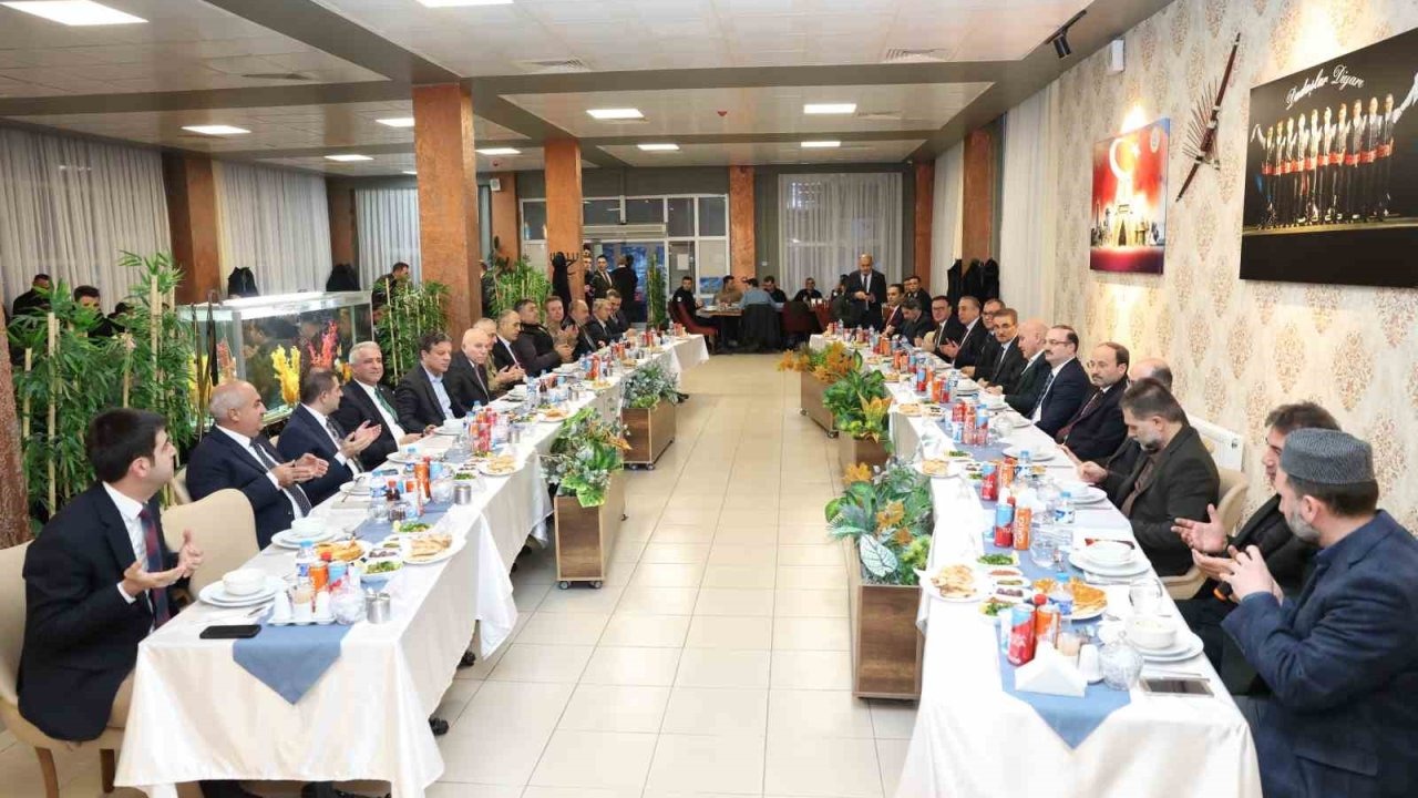 Erzurum Valisi Aydın Baruş Mahkumlarla İftar Sofrasında Buluştu