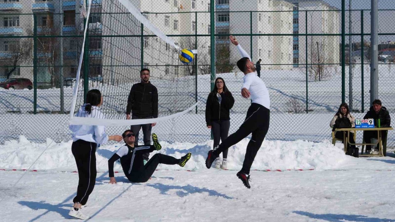 Erzurum’da Kar Üstünde Smaç Keyfi: Kar Voleybolu Turnuvası Nefes Kesti