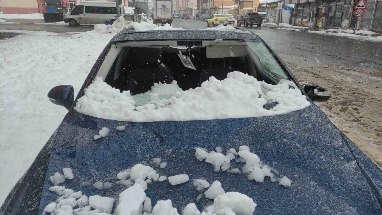 Göle'de Korkutan Anlar: Çatıdan Düşen Dev Kütle Aracın Üzerine Böyle Çöktü