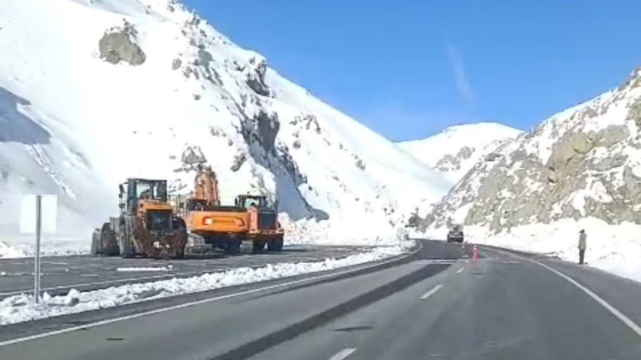 Hakkari Van Karayolu Çığ Çalışmalarının Ardından Yeniden Ulaşıma Açıldı